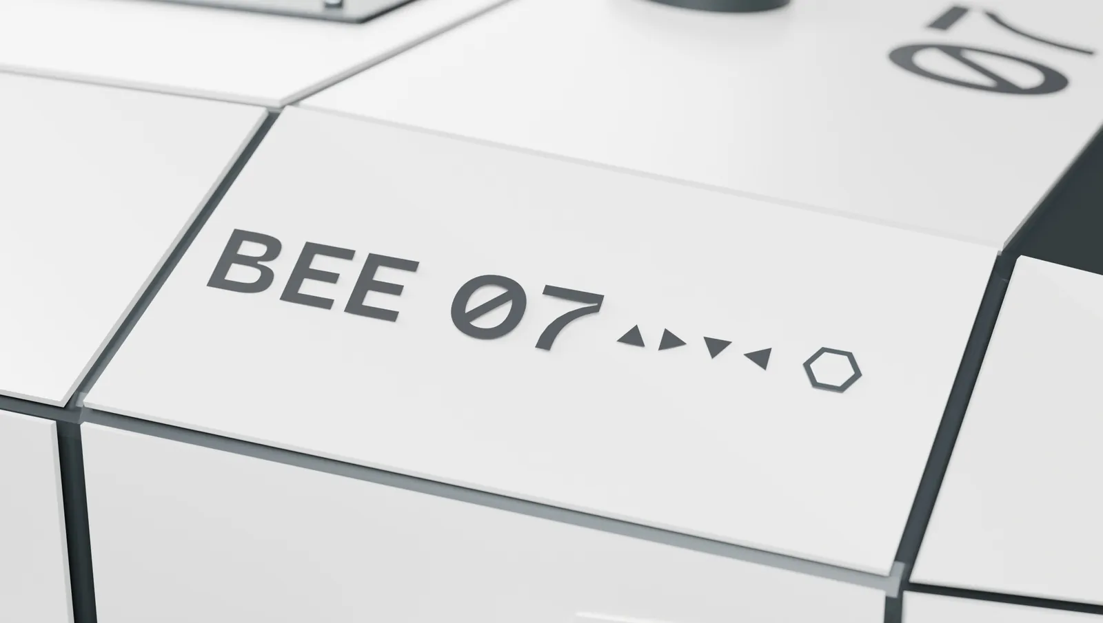 Номер борта BEE 07 и полоса треугольников